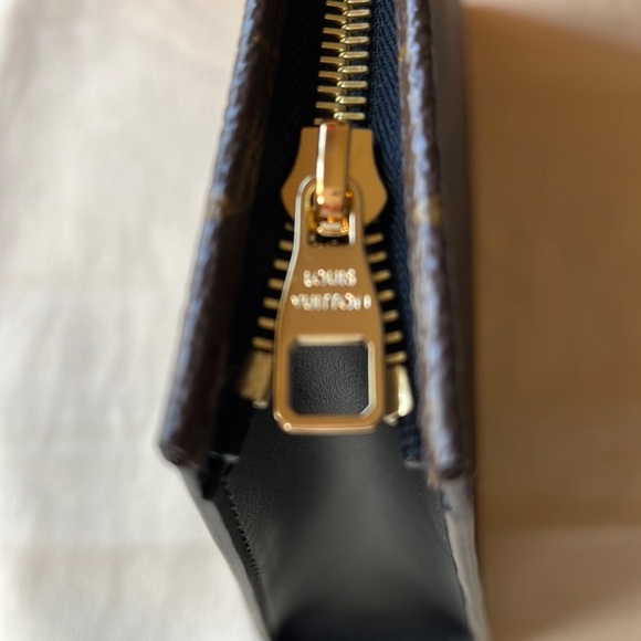🛵 LOUIS VUITTON TOILETRY POUCH 26 🛵 - Picture 10 of 15